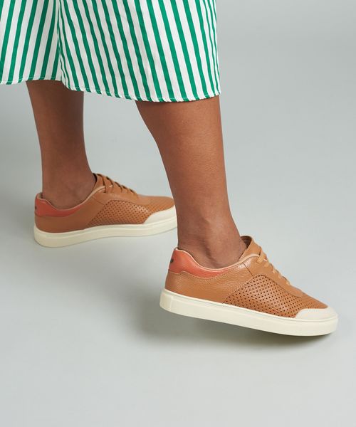 Tenis Couro Vic Perfuros - Caramelo