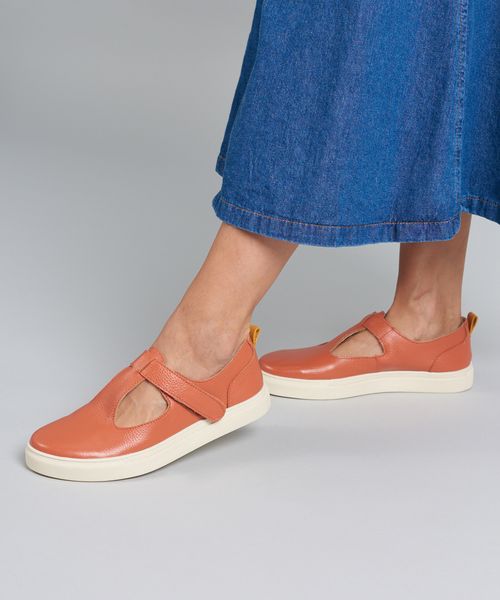 Tenis Couro Vazado Velcro - Ocre