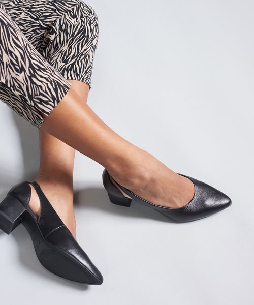 Scarpin Bico Fino Couro Vazado - Preto