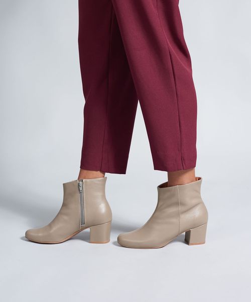 Bota Media Couro Betina - Cinza