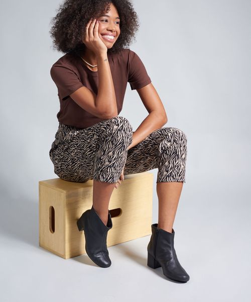 Bota Media Couro Betina - Preto