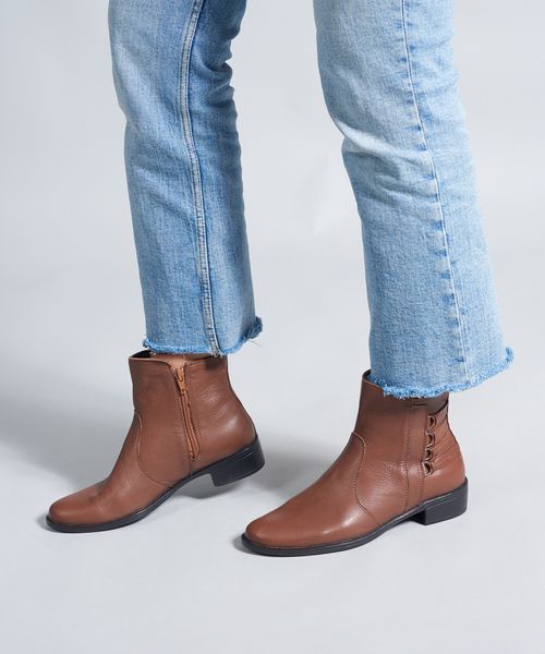 Bota Media Detalhe Argolas - Caramelo