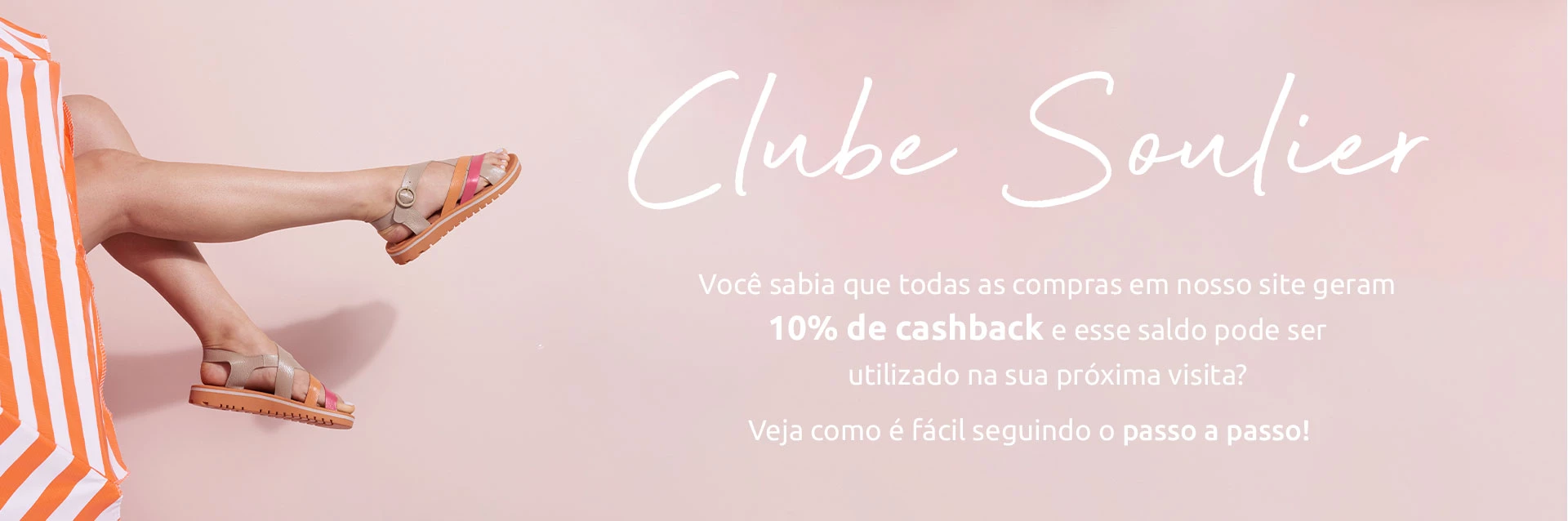 Mulher segurando uma sandália de salto quadrado sobre a cabeça, com a mensagem sobre 10% de cashback nas compras e utilização do saldo na próxima visita.